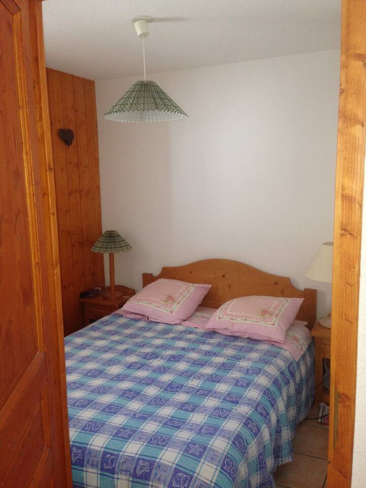 غرفة نوم منفصلة بسرير 140