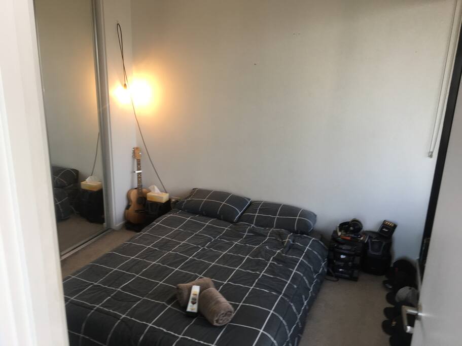 bedroom 2x Towels BodyWash/Tissues/ Stereo+Aux Cable/Acoustic Guitar Available for use.