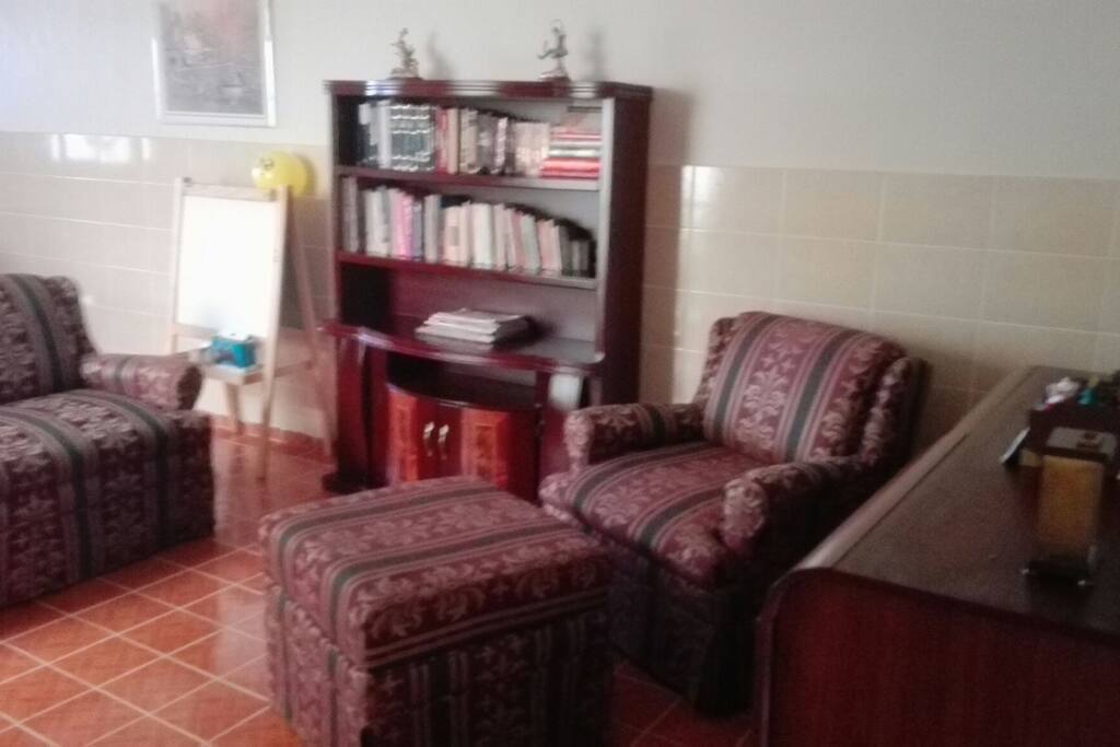 Área familiar de TV. Podrás disfrutar de series o películas en compañía de tu familia.