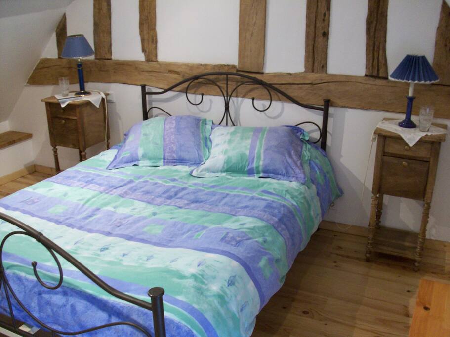 la chambre, située à l'étage.