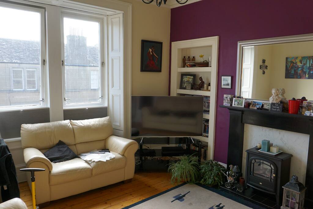 Lounge with 55" 4K tv