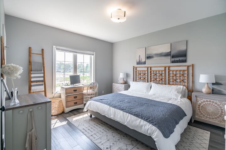 Ძირითადი საძინებელი დიდი საწოლითა და სამუშაო სადგურით