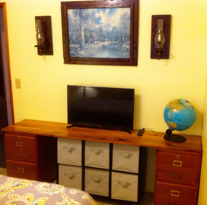 TV (Netflix and HuluPlus), dresser