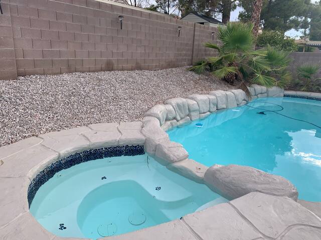 POOL/SPA OASIS – 6 miles from strip gallery image 2
