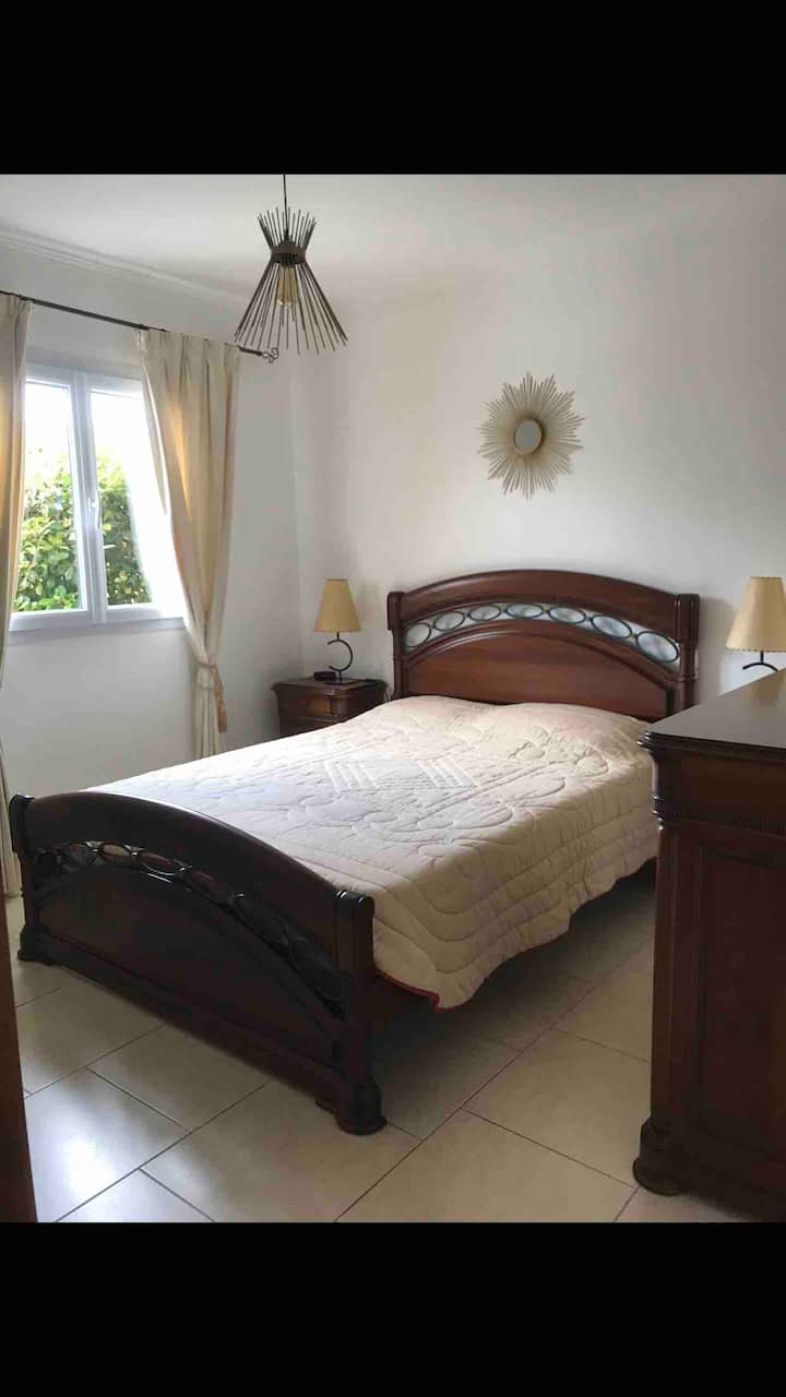 غرفة جميلة مزينة بذوق رفيع، أثاث منحوت نادر من الخشب النبيل ميريزير 