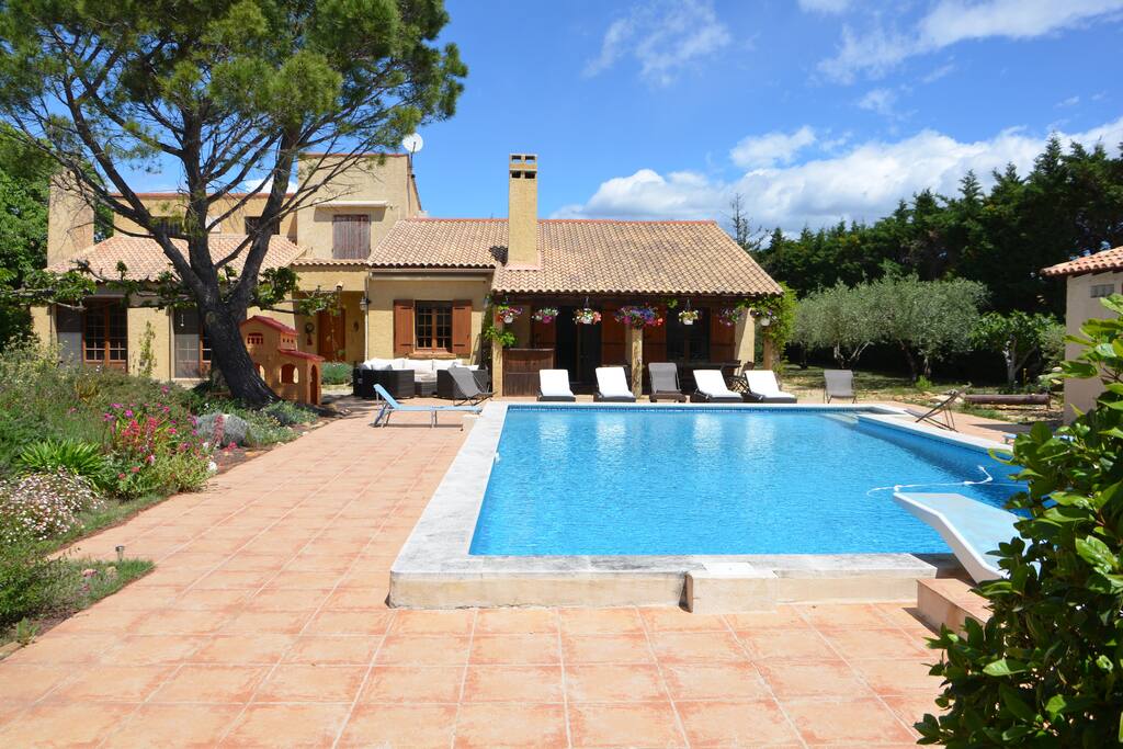 Vue sur Maison principale, terrasse et oliviers