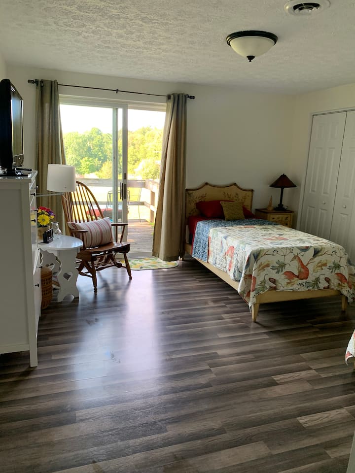 第二间卧室配有2张舒适的双人床、Roku电视、大衣橱和露台的滑动玻璃门，可俯瞰我们的牧场。  