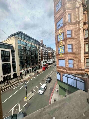 Specious 4 bedrooms apartment. Famous Harrods View gallery image 5