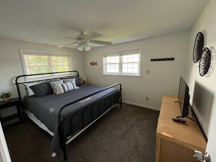 חדר שינה על שפת האגם עם מיטת קינג סייז.