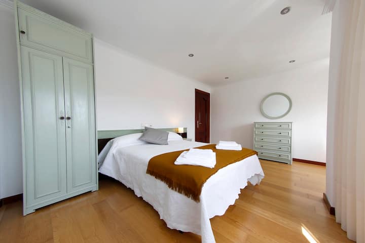 Habitación principal, cama de 1,40m mesita, cómoda y armario restaurados. Soleada, amplia y tranquila.
