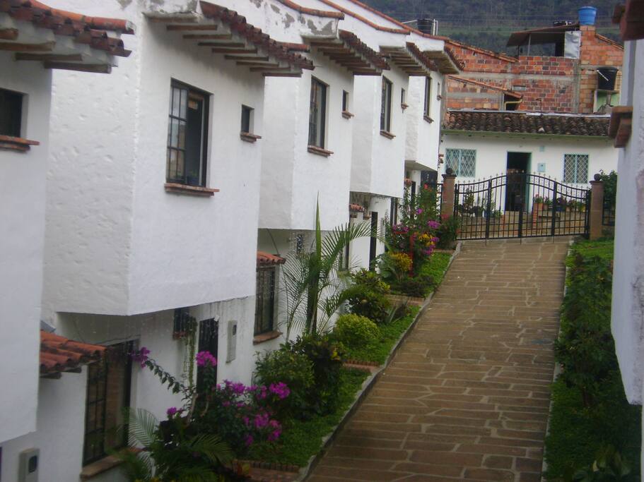 Calle de entrada al Conjunto Camino Viejo,