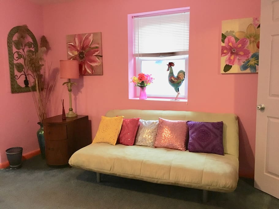 2nd pullout couch for guests