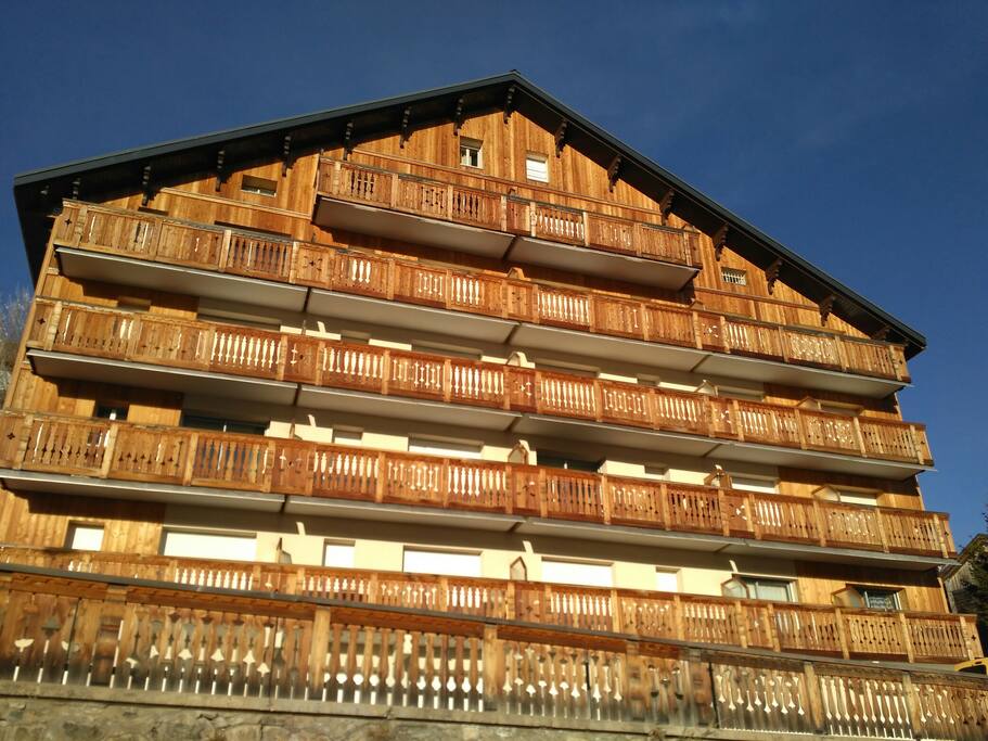 The appartment is at the last floor (5th floor) on the left.
Appartement situé au 5ème et dernier étage (à gauche sur la photo)