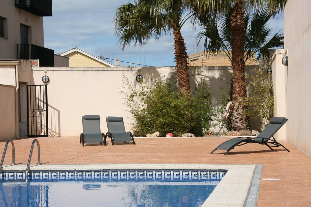 La piscina es comunitaria y está al aire libre