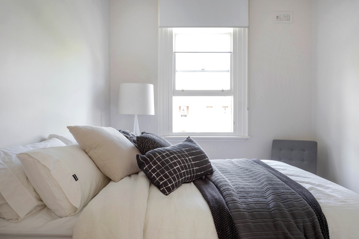 Predivna spavaća soba s velikim raskošnim bračnim krevetom