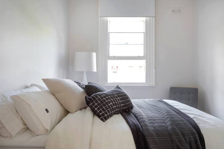 Entire Town House, Carlton, Melbourne CBD gallery image 5