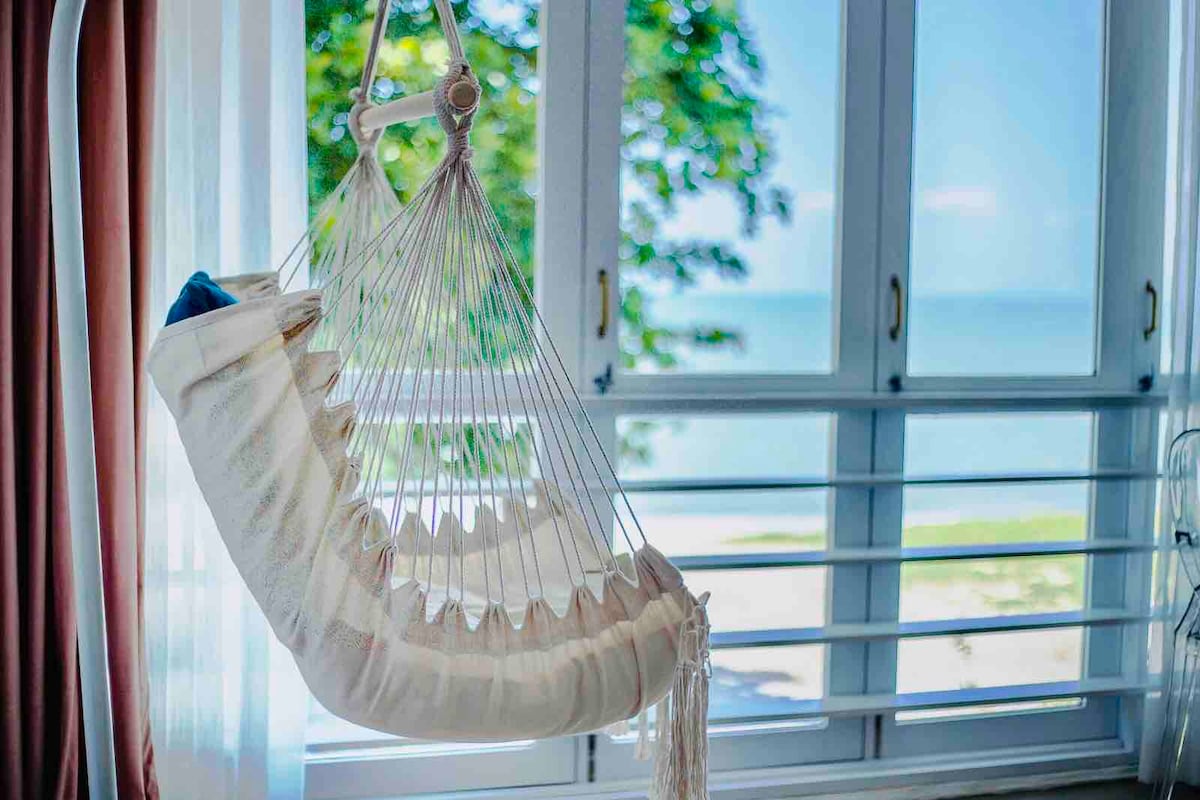 楼上的房间名为粉色房间 