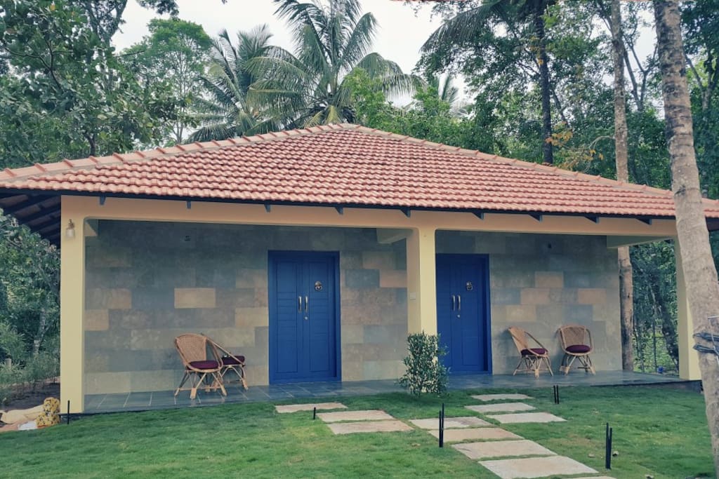 Airy and inviting, all rooms come with individual sit outs, enclosed decks, and comfy mattresses laid on vintage, king-size beds. The single level cottages with the blue doors have a lockable interconnecting door that can be opened for a big family or a group of friends.
