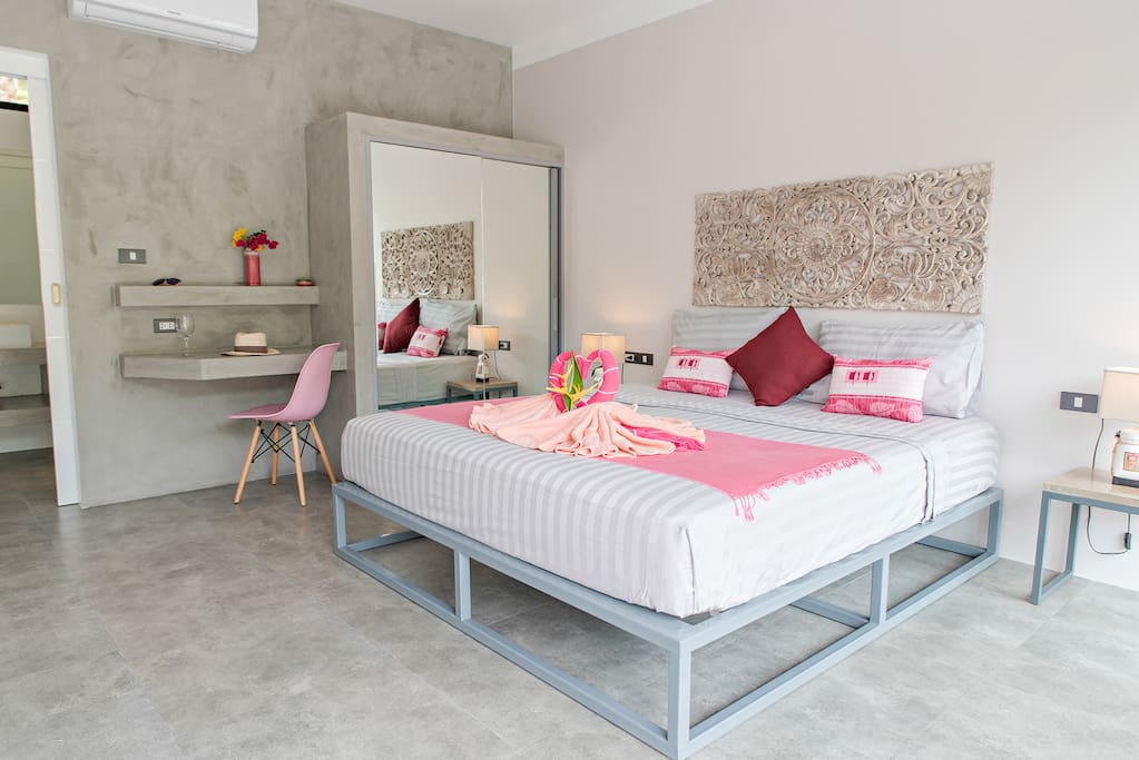 Pink bedroom n°2 with king size bed (180 cm) and private bathroom