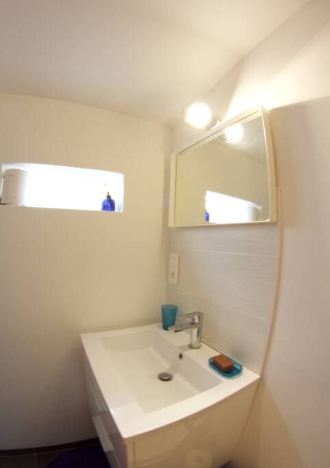 Salle de bains avec lumière naturelle