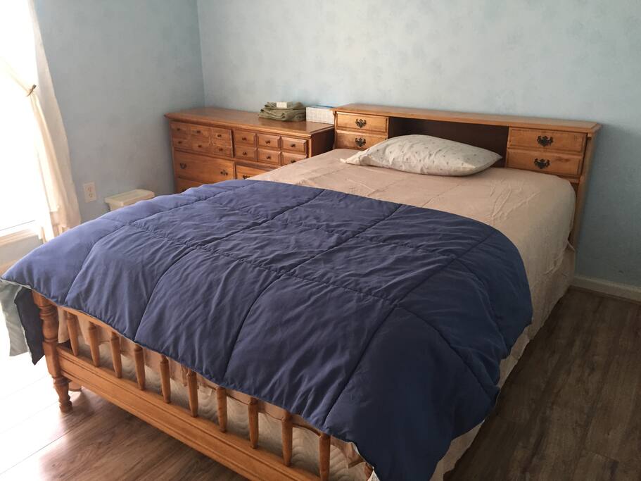 1 cozy Queen Bed