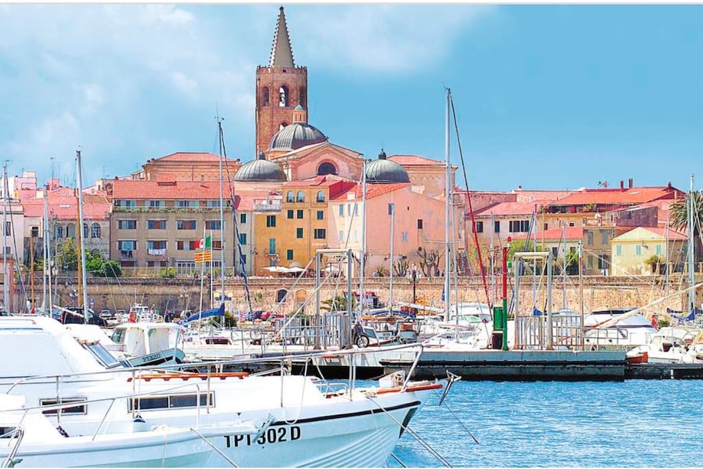 Porto di Alghero, vicino al centro storico.