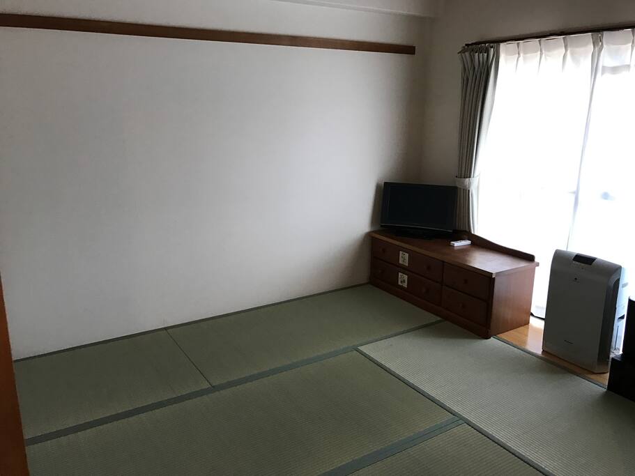 ゲスト様の寝室(4.5畳)
小さなテレビと空気清浄器、階段箪笥
Your bed room, 9.1m2 w/ TV, air purifier and chest of drawers.