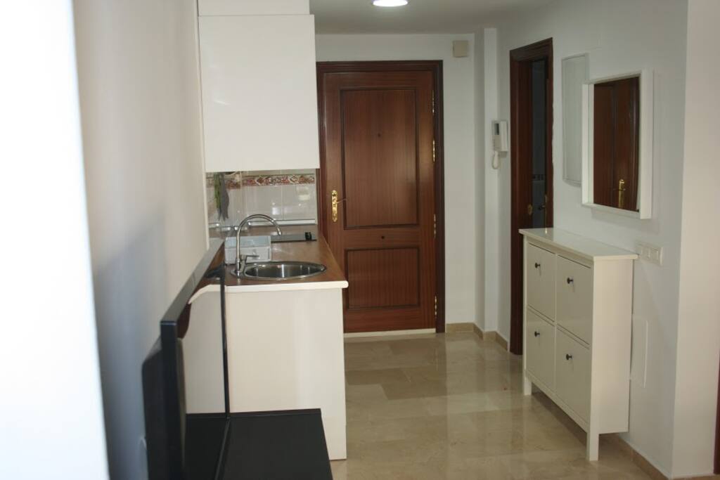 Entrada con cocina americana.
