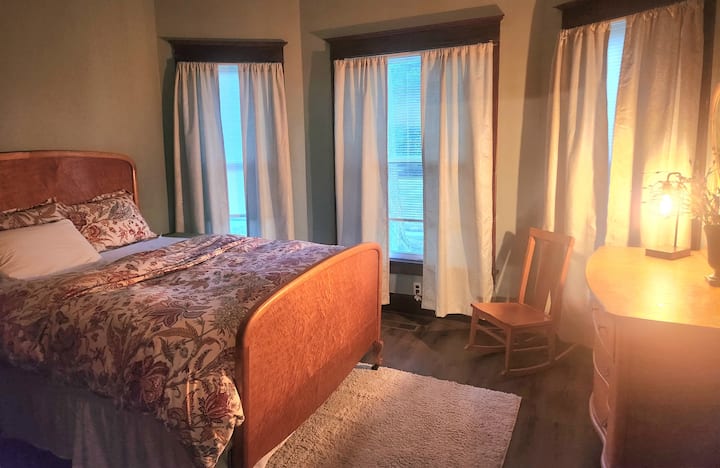 Dormitorio del salón, cama tamaño queen