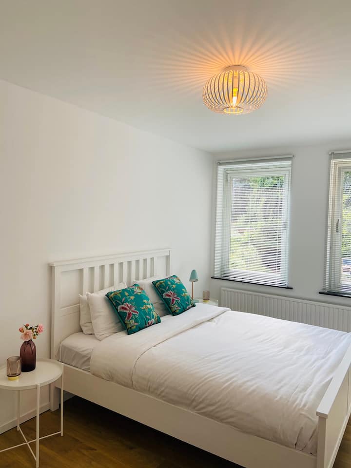 Chambre avec lit pour 2 personnes donnant sur le jardin avec penderie, possibilité d'ajouter un lit bébé disponible sur place.
