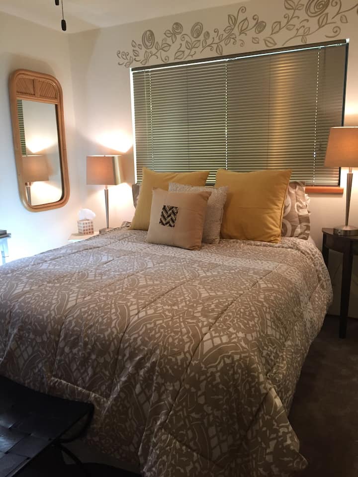 Chumba cha kulala cha chini cha ngazi w kitanda cha ukubwa wa malkia