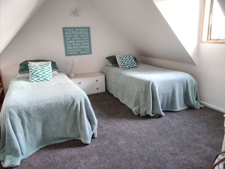 dva odvojena kreveta uz stepenice