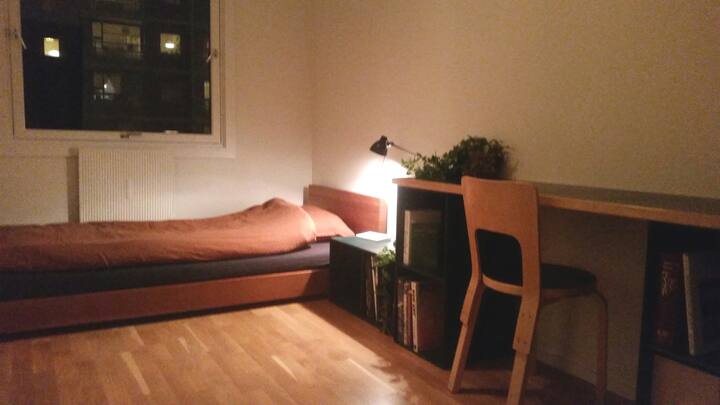 Მე ‑ 2 საძინებელში 90 სმ ‑ იანი საწოლია. Ის სააბაზანოსთან და შესასვლელთანაა.