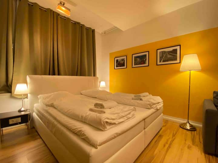 Gelbes Schlafzimmer [1] Kingsize-Bett (180 x 200 cm)