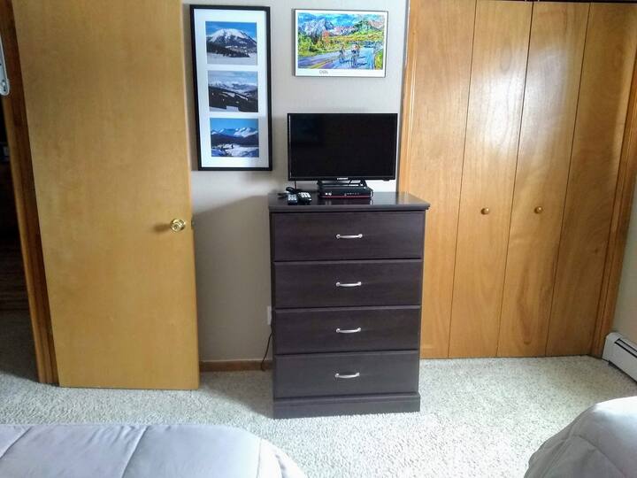 Penderie de deuxième chambre avec télévision 24"et réseau Dish.