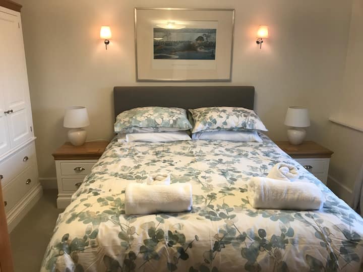 Dormitorio principal con baño privado con ducha