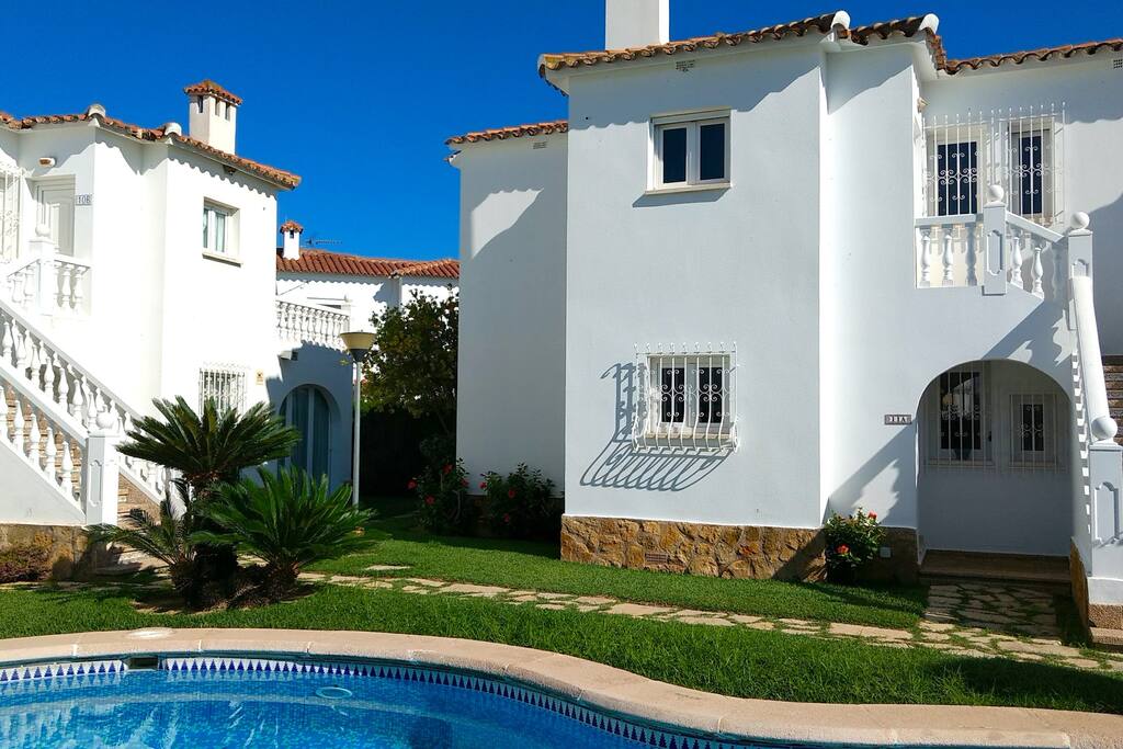 La cocina da a la piscina - supervisar los ninos y cocinar a la vez da mucha libertad