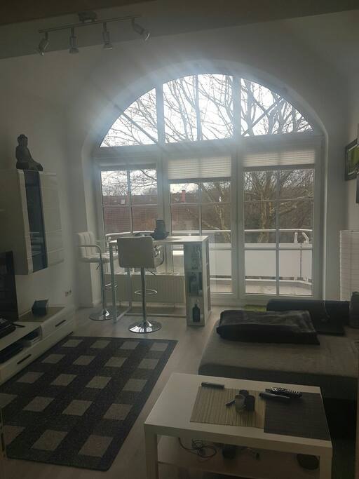 Wohnzimmer Frühstückstisch mit großem Panorama fenster mit Blick auf die dörfliche Landschaft ganz am Stadtrand Lübecks
