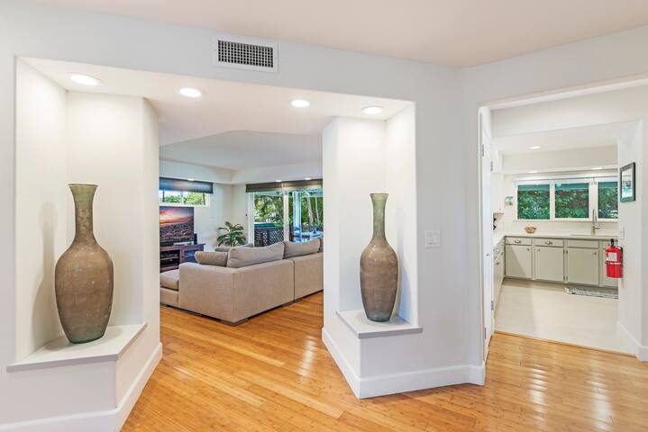 Private 4bd Home, Walk to Beach gallery image 3