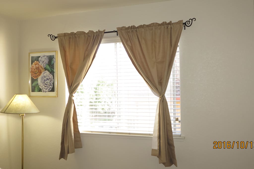 The curtain can block out the light, enjoy your morning sleep