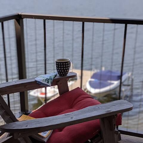 Cozy lakeside retreat close to UConn!