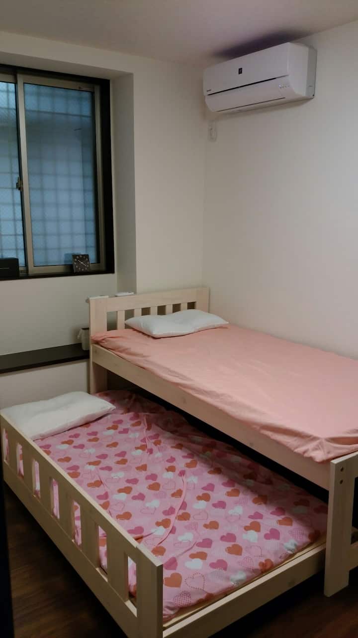 Watu 2 wanaweza kulala kitandani.