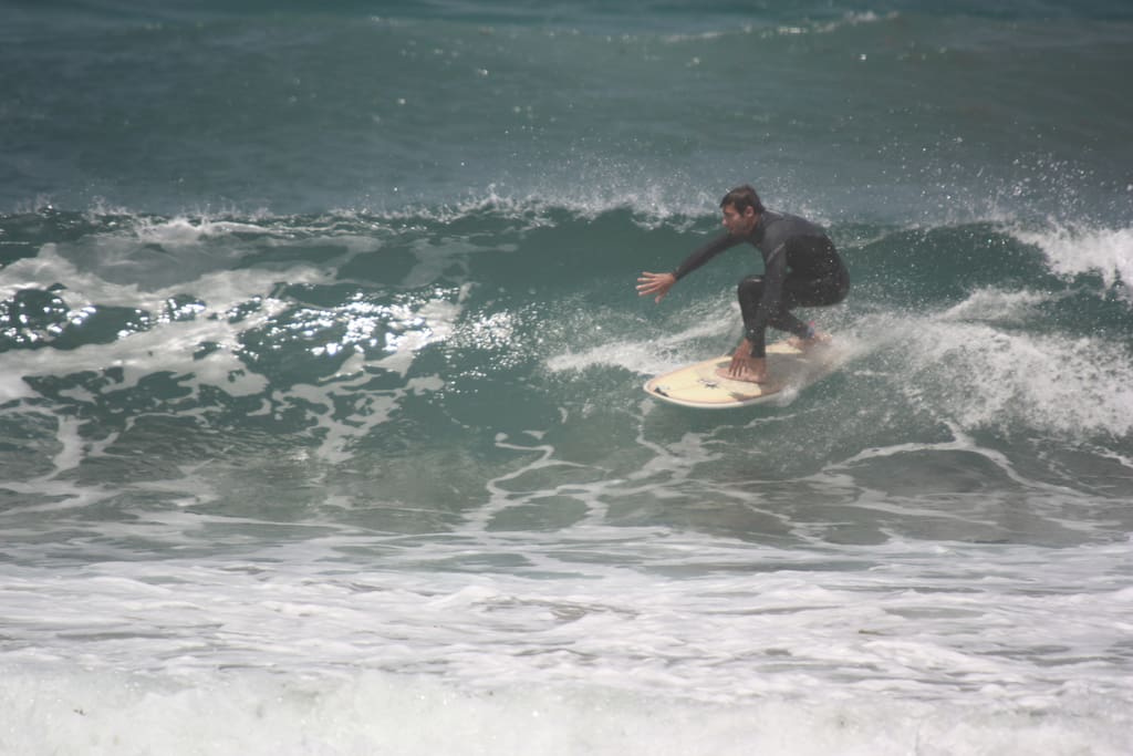 Desde la casa se percibe el rumor de las olas.