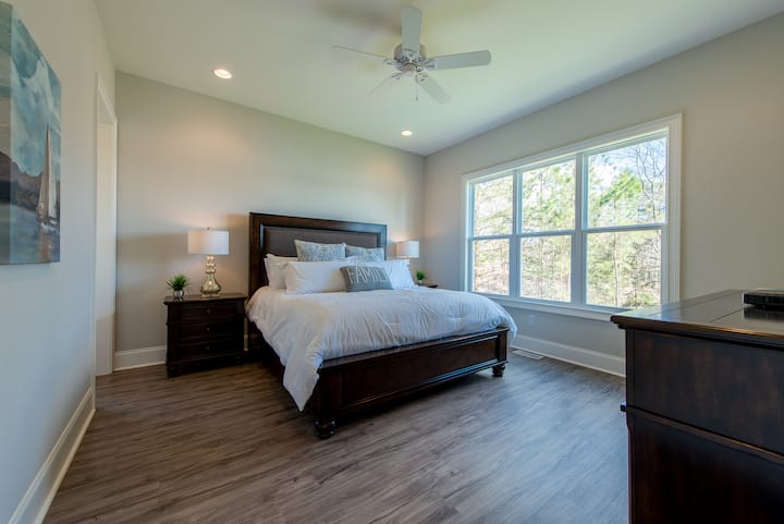 Hlavná spálňa s manželskou posteľou King a vlastnou kúpeľňou