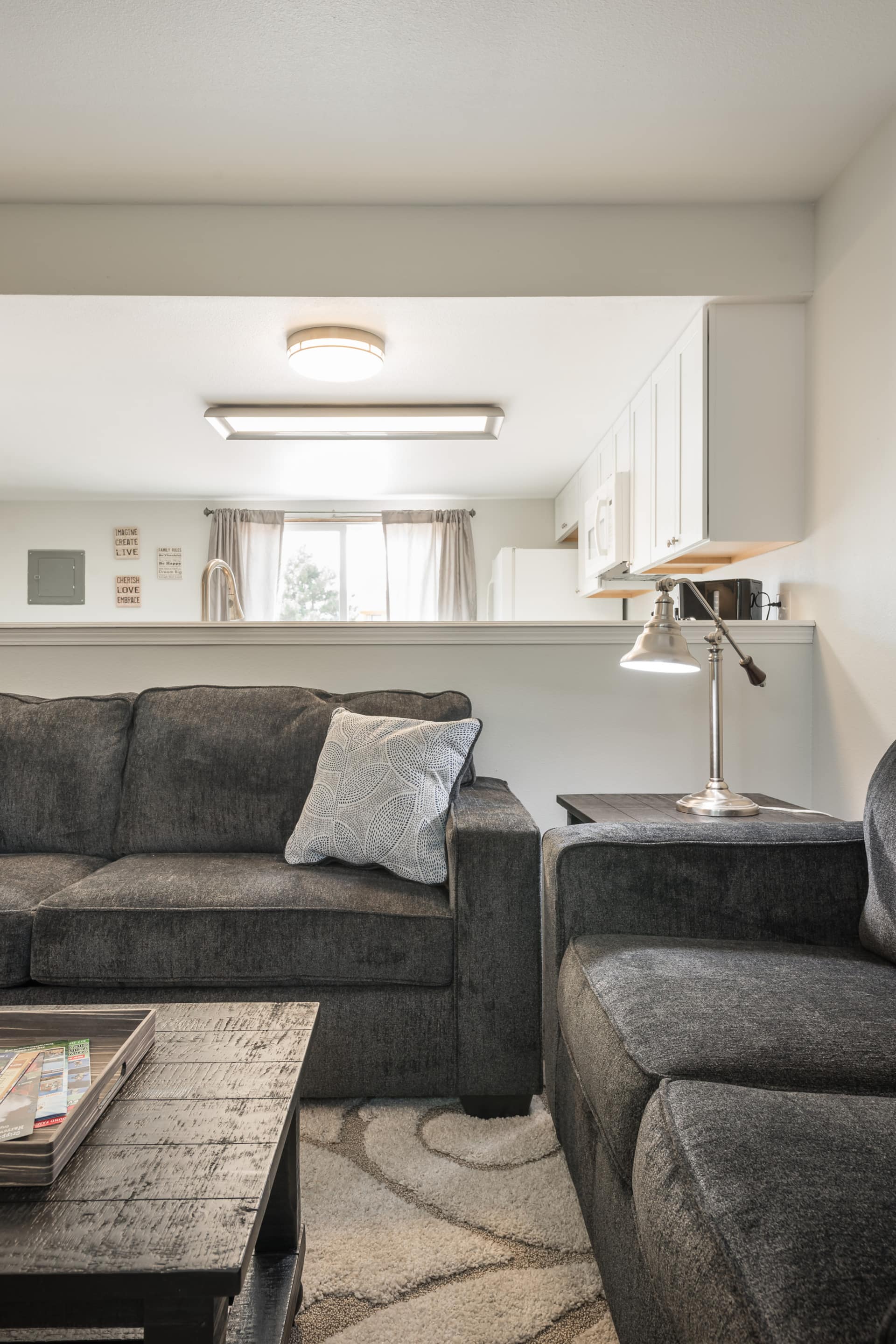 ★Wow! What a Find! Stunning 2BR, 1.5 BA Townhouse★ — foto 2