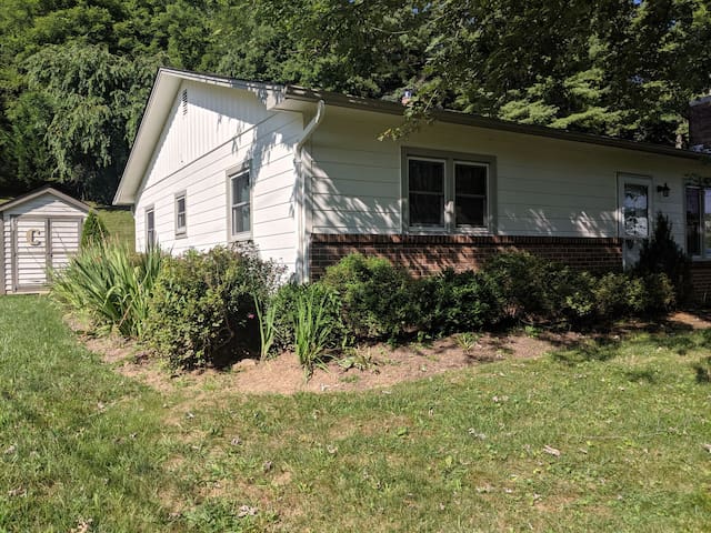 East Boone Home 1.5 miles from historic downtown