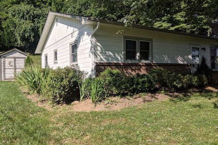 East Boone Home 1.5 miles from historic downtown