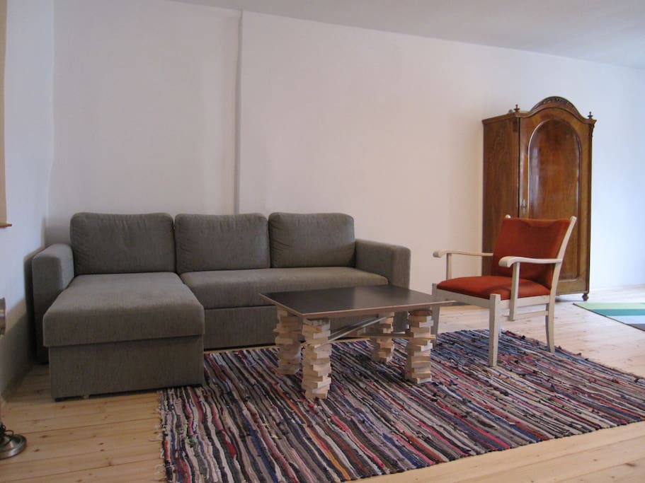 Die Couch im Wohnzimmer. Sie kann zu einem Doppelbett umgebaut werden.