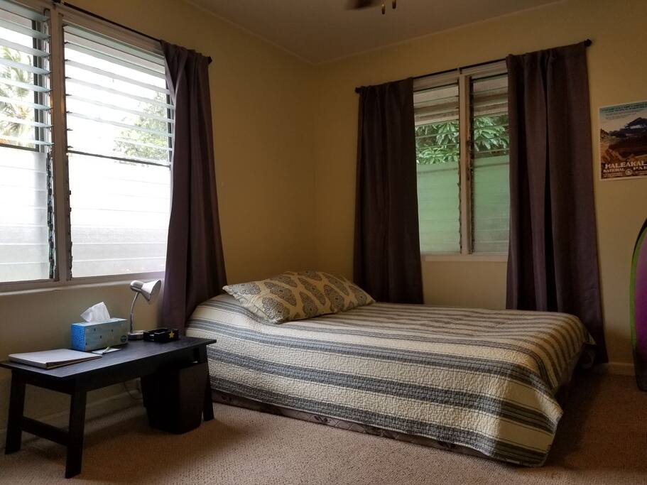 Queen bed and cool cozy room