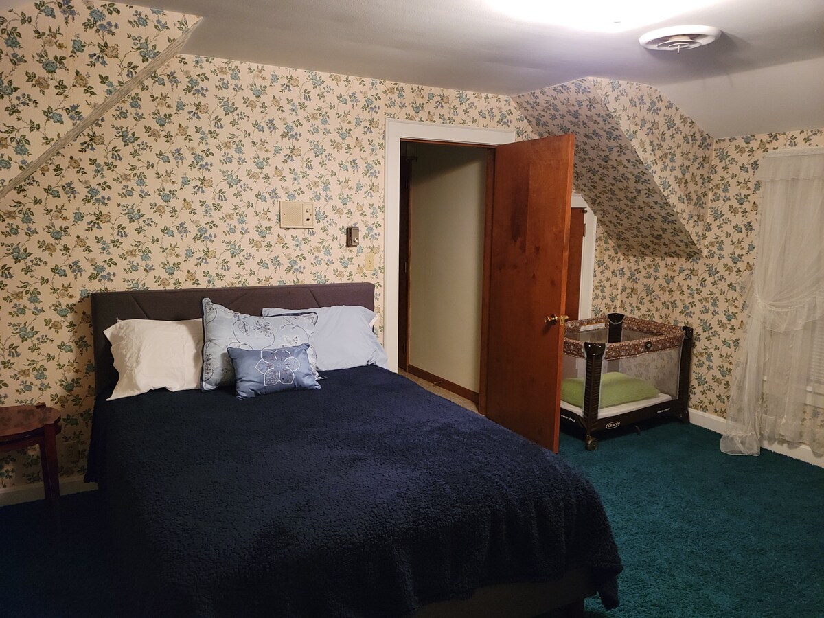 Upstairs bedroom Queen & Futon